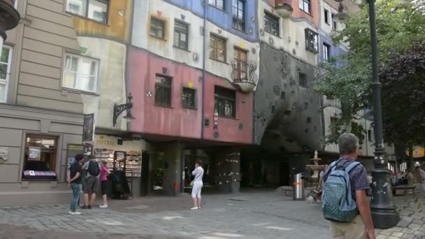 Ein Blick auf das Hundertwasser — Stockvideo