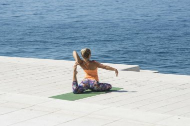 denizin önünde yoga yapmak