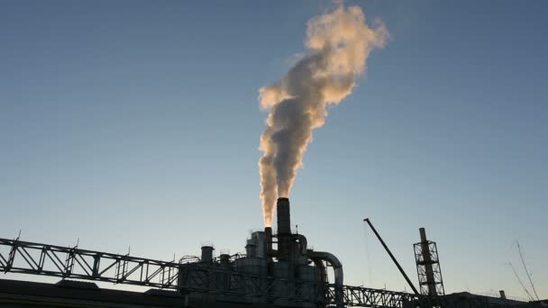 Промышленные выбросы в атмосферу — стоковое видео