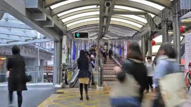 Düzeyleri orta yürüyen merdiven