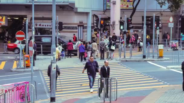 Menschen gehen auf einem Kreuzweg — Stockvideo