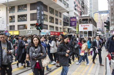 Hong Kong sokaklarda insanlar yürümek