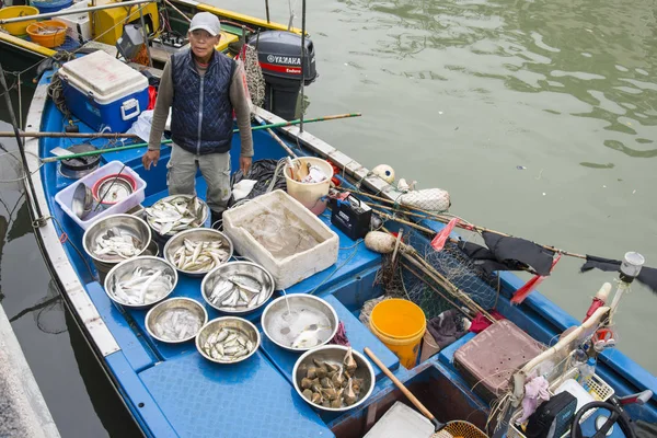Balıkçı tekne Tai O köyde, Hong Kong.