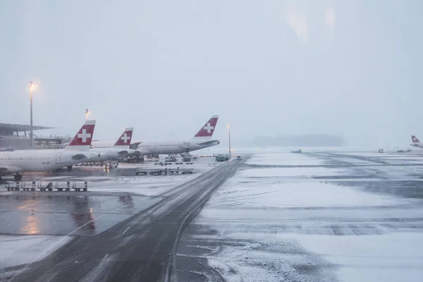 Aviones en Aeropuerto de Zúrich en invierno —  Fotos de Stock