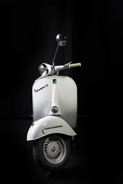 Old "Vespa" scooter — Stock Photo, Image