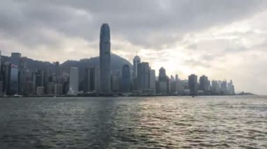 Victoria Harbour görünümünü gün batımında. Zaman atlamalı.