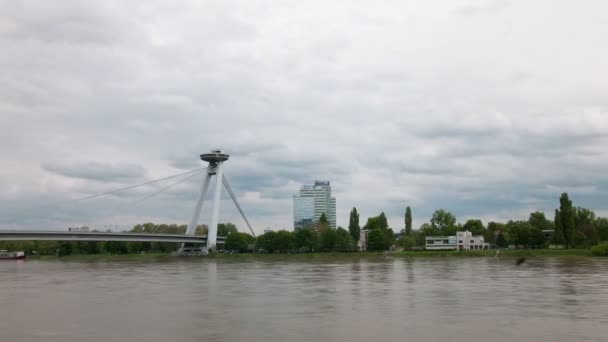 Το Ufo Πύργος και η γέφυρα στον ποταμό Δούναβη στη Μπρατισλάβα — Αρχείο Βίντεο