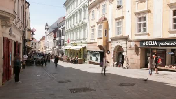 Een straat in het centrum van Bratislava — Stockvideo