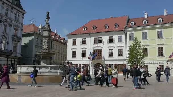 Hlavn nmestie náměstí v Bratislavě — Stock video