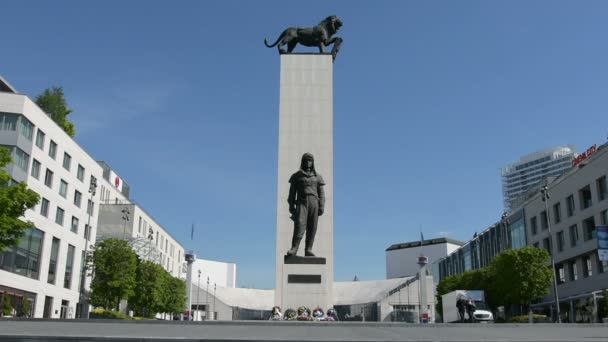 Die Statue des Mailänders rastislav stefanik in Bratislava — Stockvideo