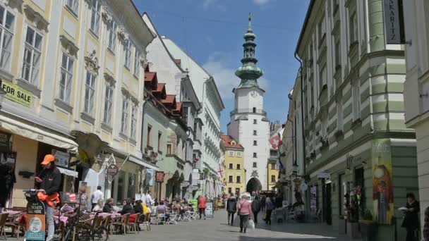 Bratislava şehir merkezinde bir sokak — Stok video