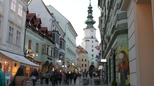 Вулиця в історичному центрі Братислави — стокове відео