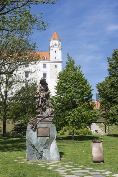 Posąg St Elizabeth Węgier w Bratysławie — Zdjęcie stockowe