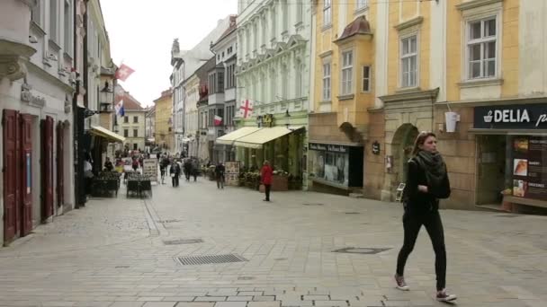 Центральній вулиці у Братиславі — стокове відео