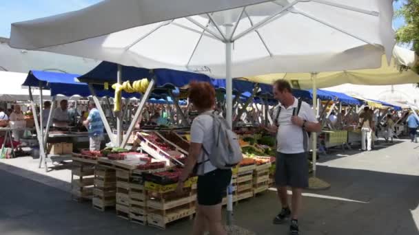 Een buiten voedselmarkt in Koper, Slovenië — Stockvideo