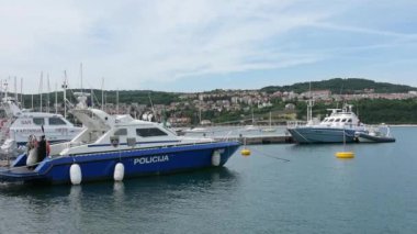 Slovence polis teknesi.