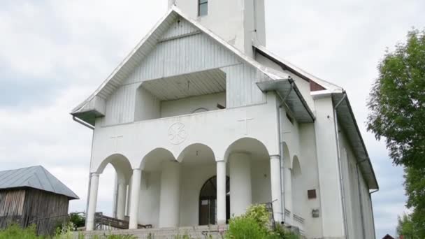 De katholieke kerk in Oncesti, Roemenië — Stockvideo