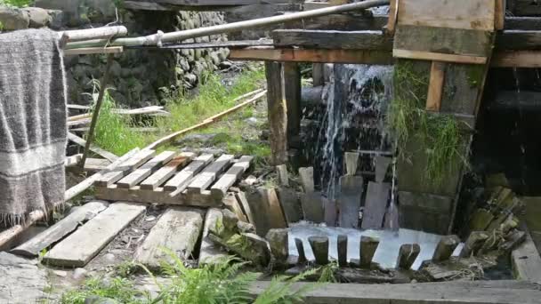 Vecchia lavatrice in legno in Romania — Video Stock