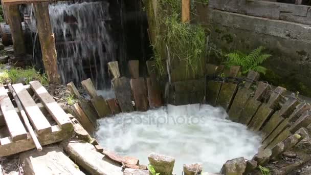 Vecchia lavatrice in legno in Romania — Video Stock