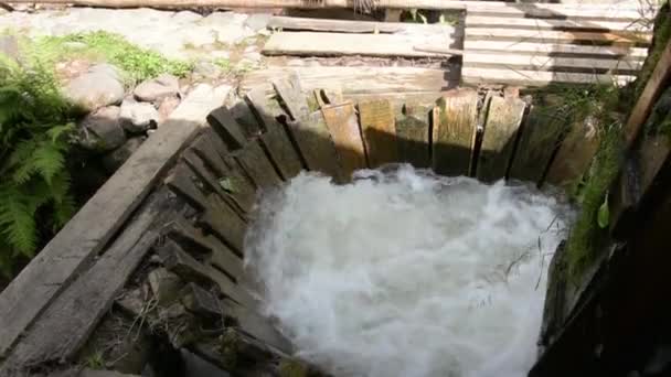 Máquina de lavar roupa de madeira velha em Roménia — Vídeo de Stock