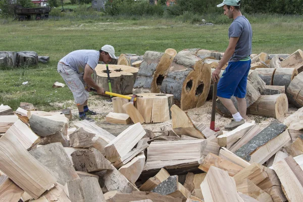 Young men split the wood in Romania — Stock Photo, Image