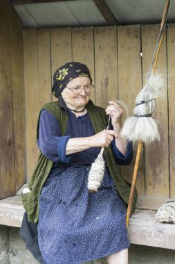 Romanya'da yün iplik bir kadın