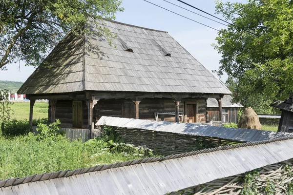 Ένα ξύλινο σπίτι στη Ρουμανία — Φωτογραφία Αρχείου
