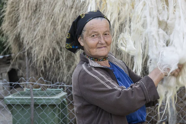 Açık havada kurumaya koyun yünü