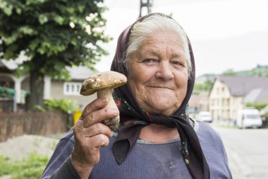 Bir kadın bir mantar ile