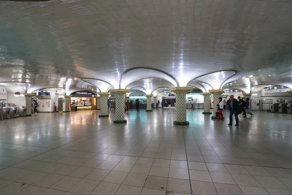 Estación de metro Saint Lazare en París — Foto de Stock