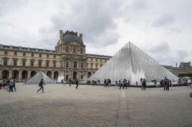 Paris 'teki Louvre Müzesi