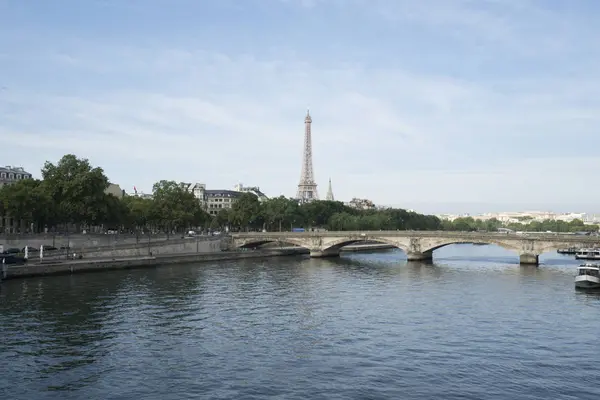 Un barco en el río Sena en París — Foto de Stock