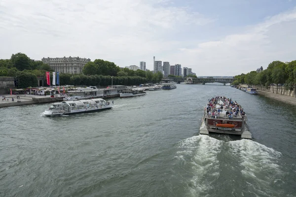 Una barca sulla Senna a Parigi — Foto Stock