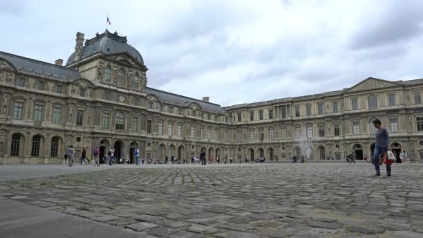 Двор музея Лувр в Париже — стоковое видео