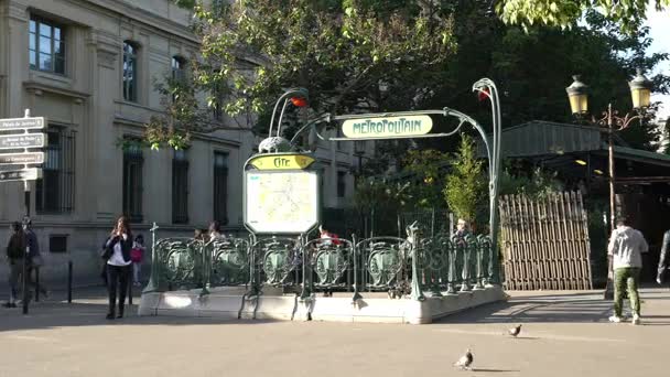 Entrada a la estación de metro en París — Vídeo de stock