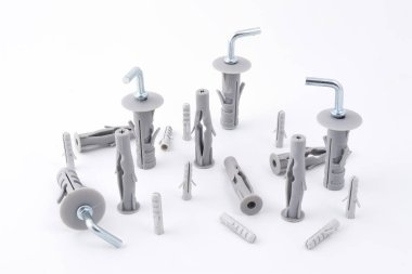 plastik duvar fişleri ile metal klipleri