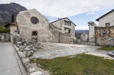 17 Kasım 2017. Antik kilise St John the Baptist Venzone, Friuli, İtalya tünemiş 14th yüzyıl