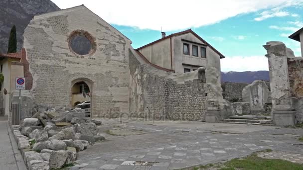 La iglesia en ruinas de San Juan Bautista en Venzone — Vídeos de Stock