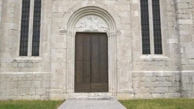 Venzone, İtalya. 17 Kasım 2017. girişinde kasaba kilise Sant'Andrea havari dış cephe görünümü