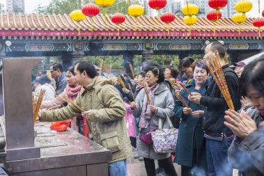 Hong Kong, Ocak 2017. Hong Kong Wong Tai tapınak tütsü sopa aydınlatma