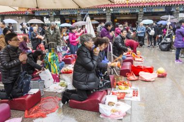 Hong Kong, Ocak 2017. Wong Tai Sin temple avluda Hong Kong için dua bir kadın
