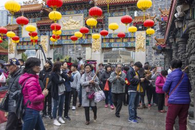 Hong Kong, Ocak 2017. Wong Tai Sin temple courtyard Hong Kong'da insanlar dua