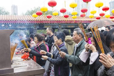 Hong Kong, Ocak 2017. Hong Kong Wong Tai tapınak tütsü sopa aydınlatma