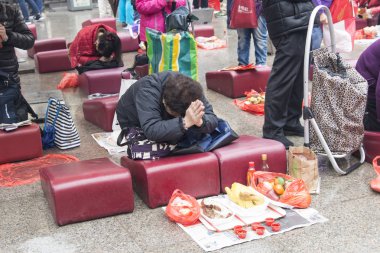 Hong Kong, Ocak 2017. Wong Tai Sin temple avluda Hong Kong için dua bir kadın