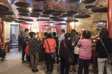 Hong Kong, Ocak 2017. Pak Tai Temple Hong Kong altar önünde dua insanlar