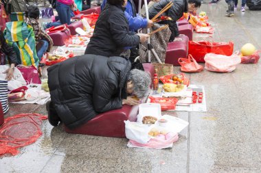 Hong Kong, Ocak 2017. Wong Tai Sin temple avluda Hong Kong için dua bir kadın