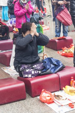 Hong Kong, Ocak 2017. Wong Tai Sin temple avluda Hong Kong için dua bir kadın