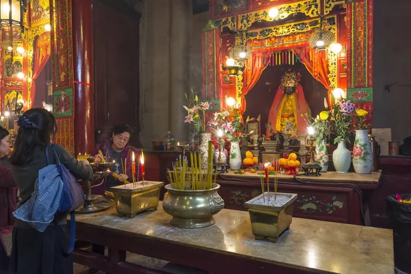 Гонконг Январь 2017 Года Женщина Молится Перед Алтарем Храма Пак — стоковое фото
