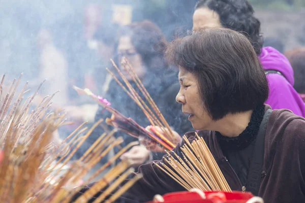 Hong Kong, Ocak 2017. Hong Kong Wong Tai tapınak tütsü sopa aydınlatma