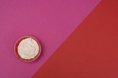 renkli bir arka plan üzerinde bir kasede un